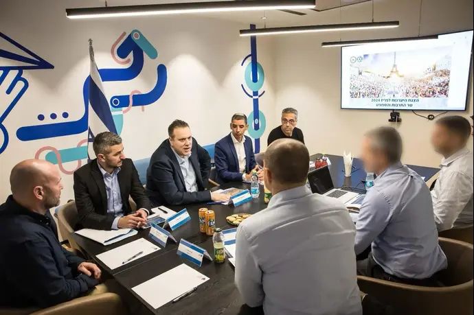 שר התרבות והספורט מיקי זוהר בישיבת היערכות מבצעית