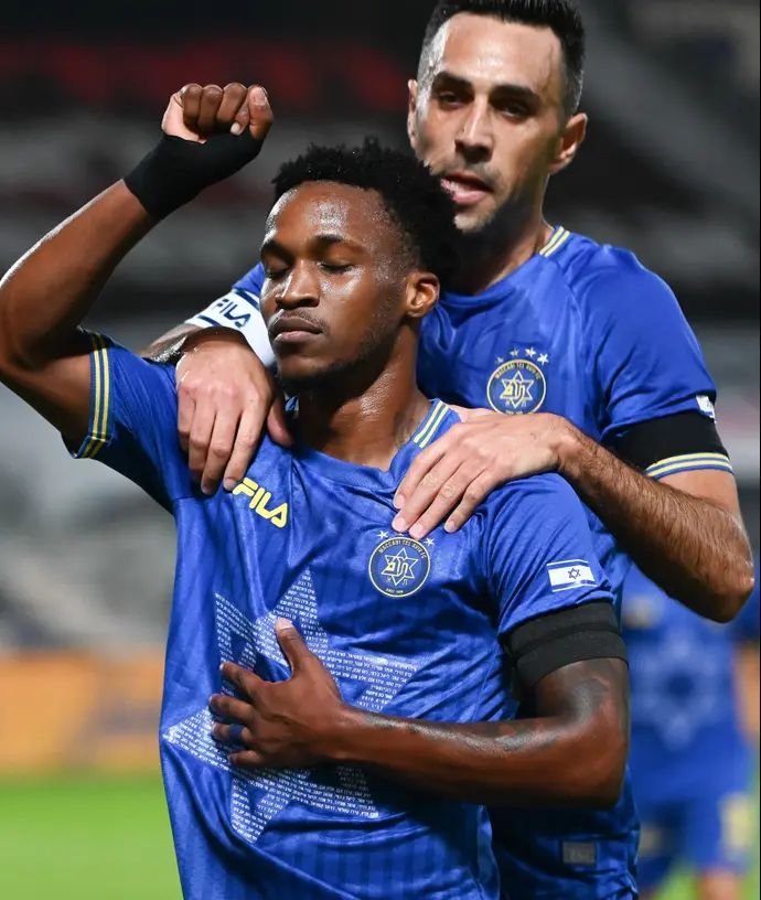 מילסון שחקן מכבי תל אביב חוגג עם ערן זהבי