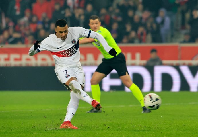 קיליאן אמבפה שחקן פריז סן ז'רמן בועט פנדל