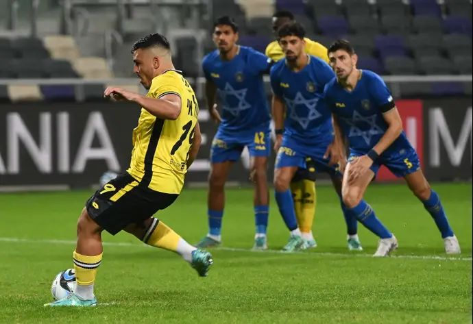 שחקן מכבי נתניה איתן אזולאי בועט פנדל