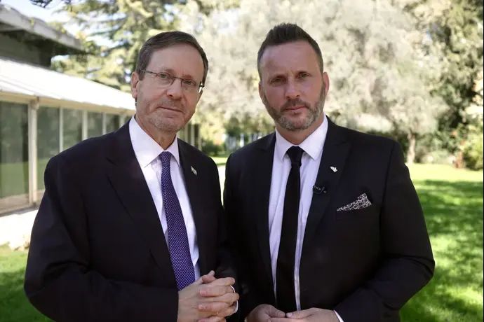 נשיא המדינה יצחק הרצוג עם שדר הכדורגל הארגנטיני הרנן פלר שדודתו אופליה רוטמן שוחררה משבי החמאס