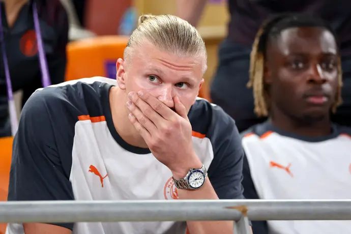 ארלינג הולאנד שחקן מנצ'סטר סיטי ביציע