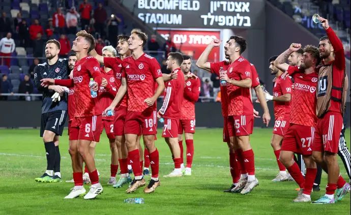 שחקני הפועל תל אביב חוגגים