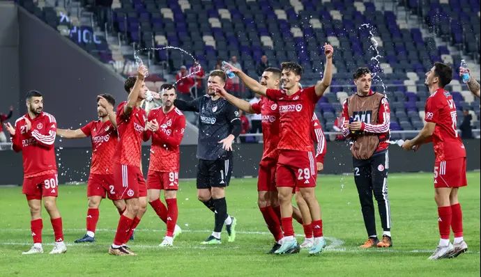 שחקני הפועל תל אביב חוגגים