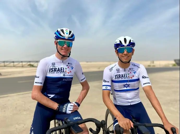 עומר גולדשטיין לצד כריס פרום בטור האמרויות