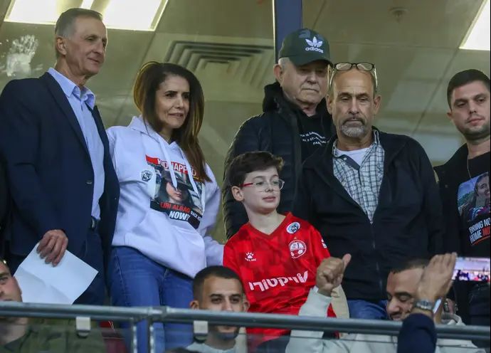 אלונה ברקת הבעלים של הפועל באר שבע עם אוהד מונדר, הילד שחזר משבי חמאס ועם יעקב ארגמני, אביה של נועה שעדיין נמצאת בשבי