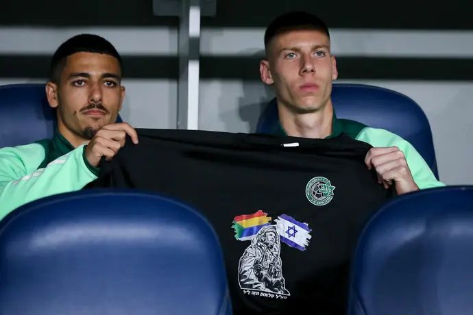 סוף פודגוראנו, עילאי חג'ג' שחקני מכבי חיפה עם חולצה לזכר סלמאן חבקה