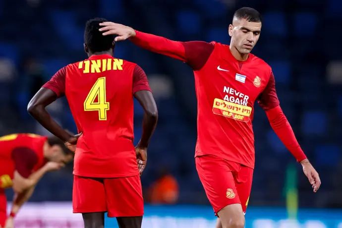 עוביידה חטאב עם טימותי אוואני שחקני מ.ס. אשדוד