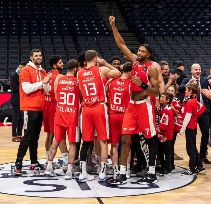 שחקני הפועל תל אביב חוגגים