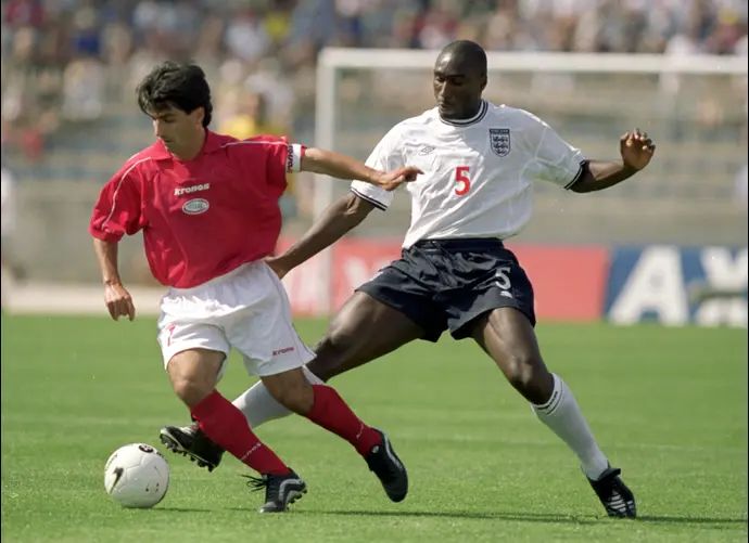 כרמל בוזוטיל שחקן נבחרת מלטה לפני סול קמפבל שחקן נבחרת אנגליה, יוני 2000