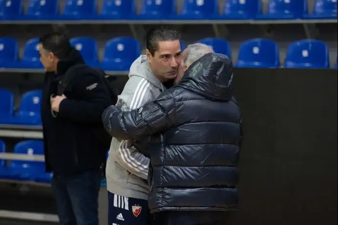 יאניס ספרופולוס מתחבק עם אנשי מכבי תל אביב