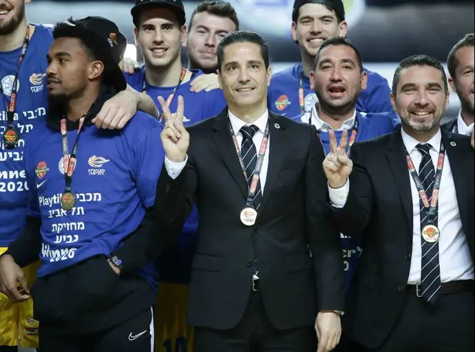 יאניס ספרופולוס מאמן מכבי תל אביב עם וסיליס יראגוטליס