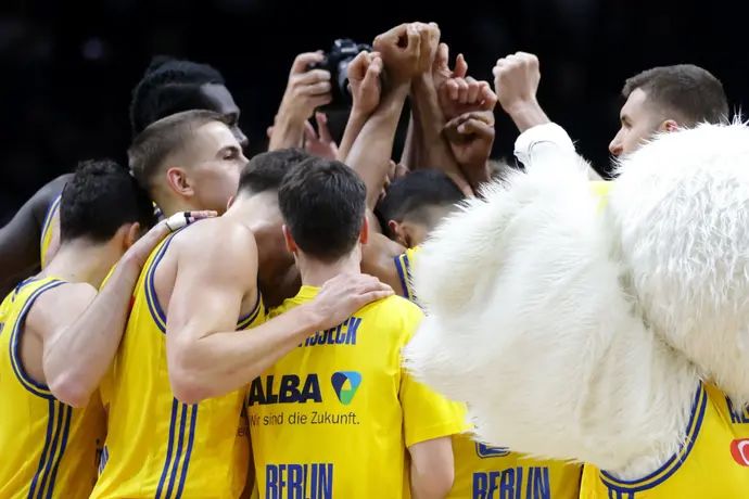 שחקני אלבה ברלין חוגגים