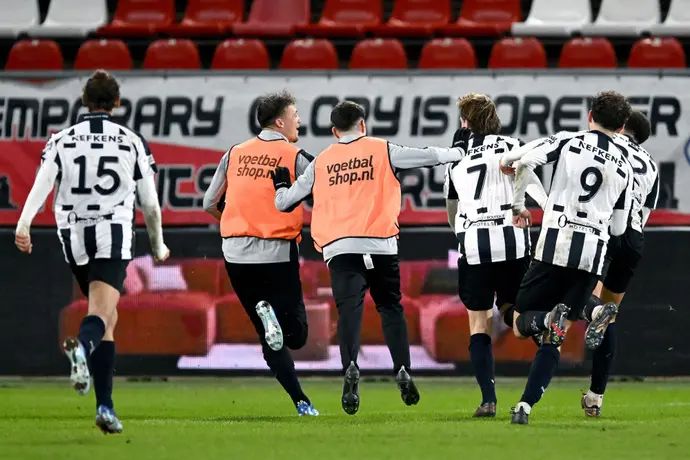 שחקני הרקולס חוגגים ניצחון סנסציוני על אייאקס