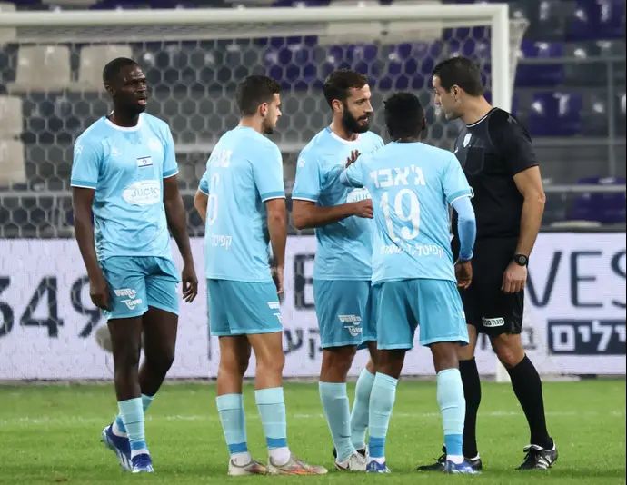 שחקני מכבי פתח תקוה עם השופט ארז פפיר