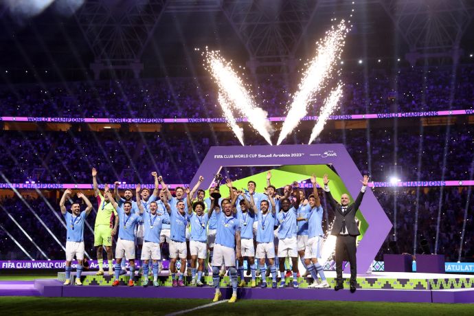 שחקני מנצ'סטר סיטי חוגגים זכייה בגביע העולם למועדונים