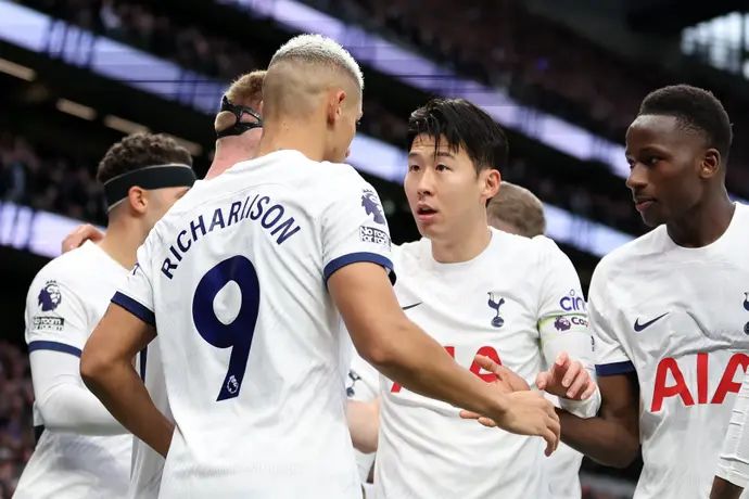 שחקן טוטנהאם יונג מין סון חוגג עם רישרליסון