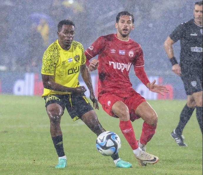 שחקן הפועל באר שבע מריאנו באריירו, מול טימו מוזי, בית"ר ירושלים