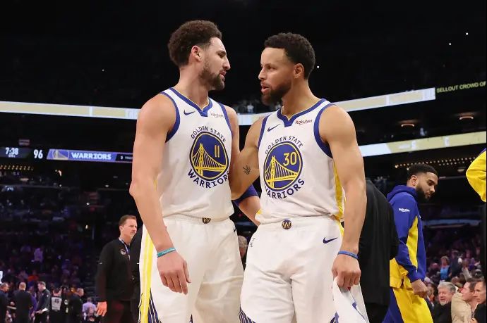 קליי תומפסון לצד סטפן קרי, שחקני גולדן סטייט ווריירס