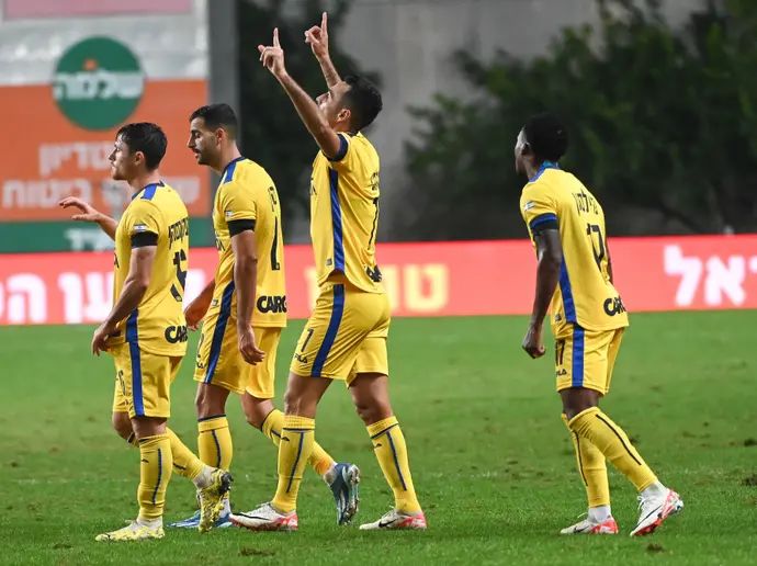 ערן זהבי, שחקן מכבי תל אביב חוגג