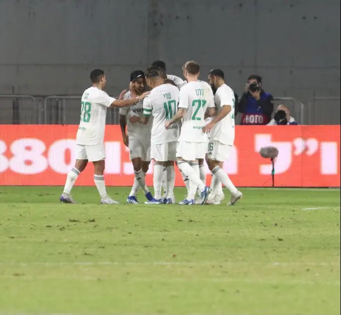 שחקני מכבי חיפה חוגגים עם ליאור רפאלוב