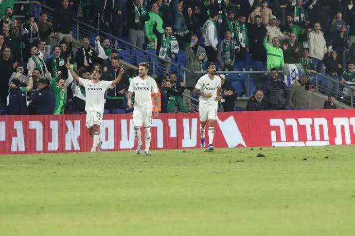 עילאי חג'ג' חוגג עם שחקני מכבי חיפה