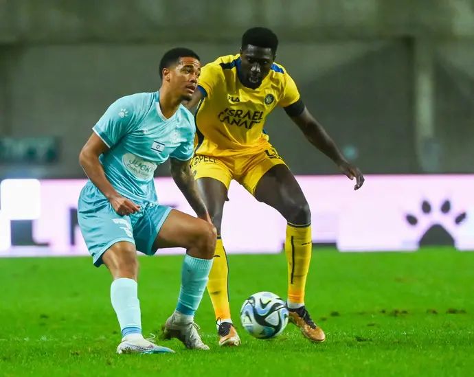 שחקן מכבי פתח תקוה עידן טוקלומטי מול שחקן מכבי תל אביב דריק לוקאסן