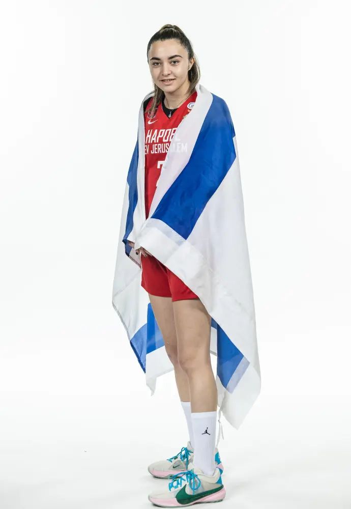 נור כיוף עם דגל ישראל