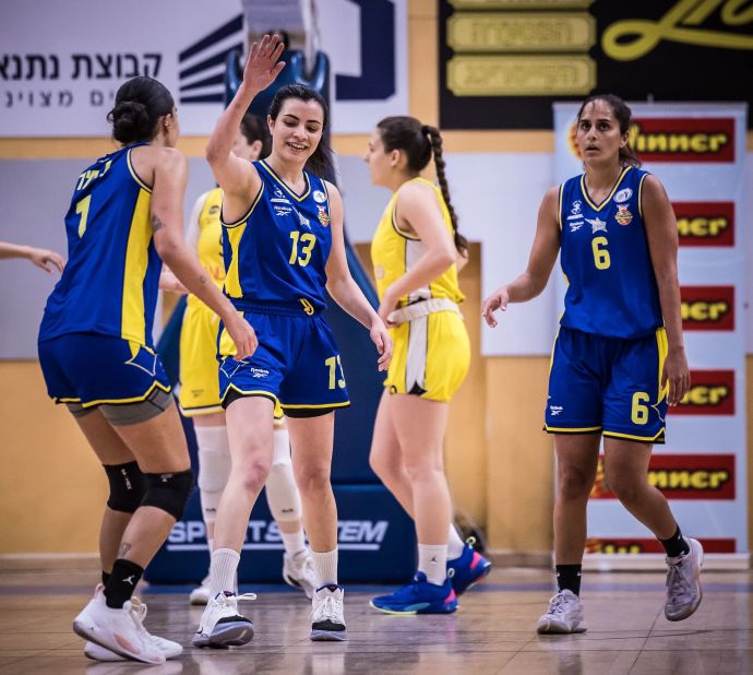שחקניות מכבי בנות אשדוד חוגגות