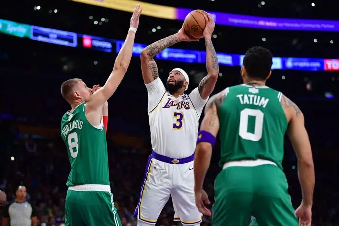 אנתוני דייויס, לוס אנג'לס לייקרס, מול קריסטאפס פורזינגיס, בוסטון סלטיקס