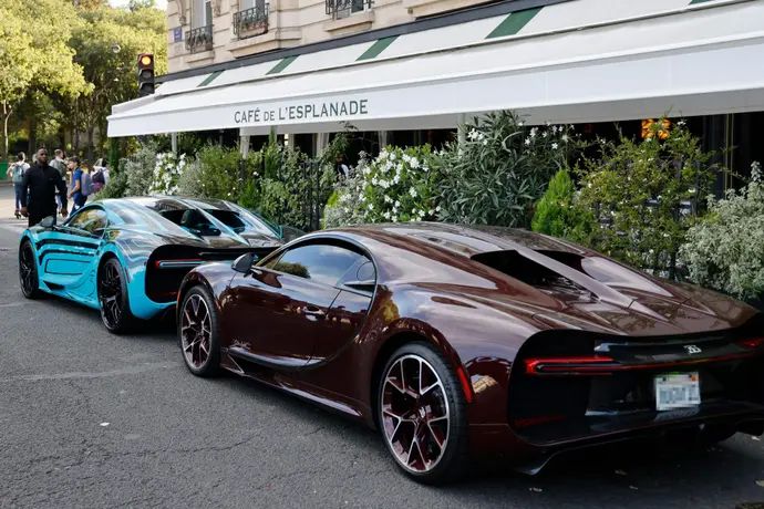 רכבי בוגאטי ברחובות פריז