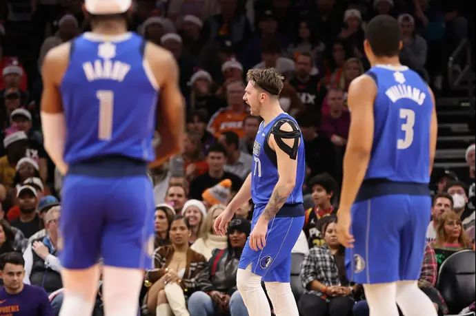 שחקני דאלאס מאבריקס חוגגים עם לוקה דונצ'יץ'