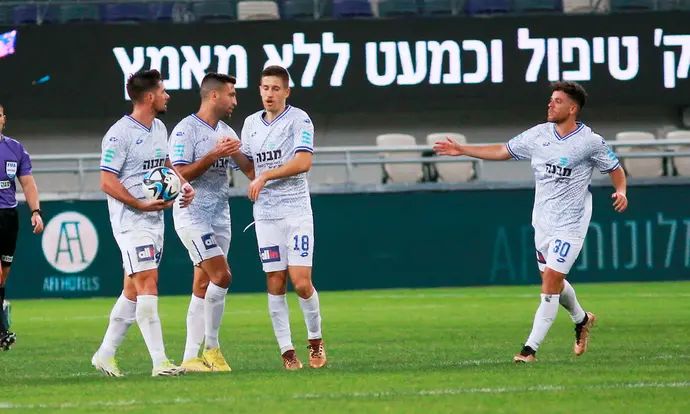 שחקני הפועל פתח תקוה חוגגים