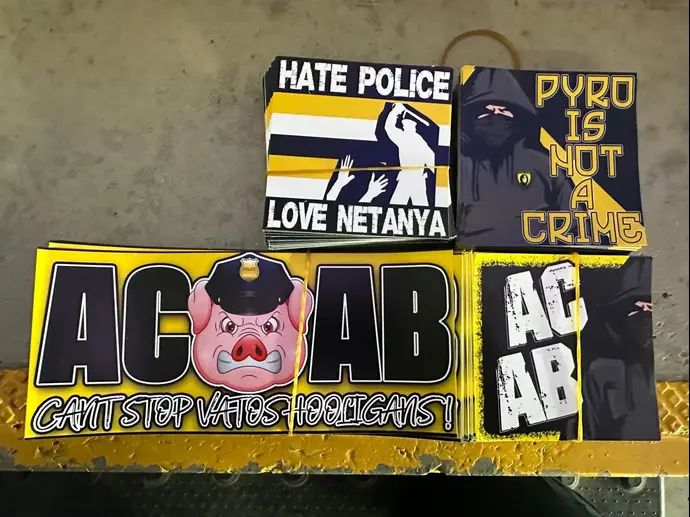 מדבקות של אוהדי מכבי נתניה בגנות המשטרה