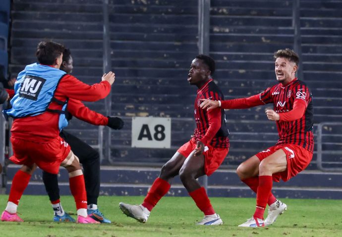 שחקני הפועל ירושלים חוגגים עם סדריק דון