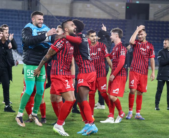 שחר פיבן חוגג עם שחקני הפועל ירושלים