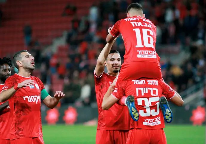 אמיר גנאח שחקן הפועל באר שבע חוגג שער על כתפי מריאנו באריירו