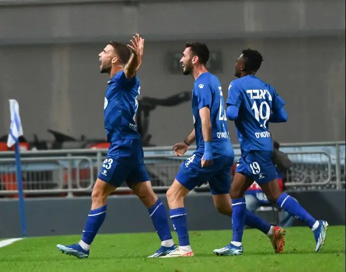 שחקן מכבי פתח תקוה אביאל זרגרי חוגג עם חבריו