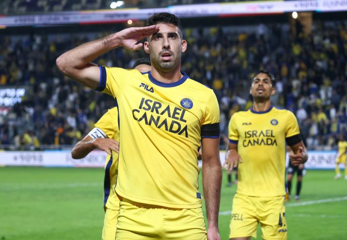 יונתן כהן, שחקן מכבי תל אביב חוגג