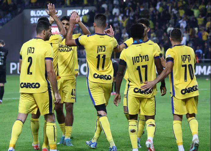 שחקני מכבי תל אביב חוגגים