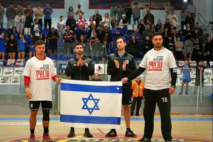 שגיא בוניס שוער א.ס. רמת השרון (מימין), פיליפ אירוביץ' שחקן הפועל אשדוד (משמאל) בטקס לכבודם לפני פתיחת המשחק ברמת השרון