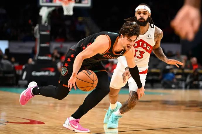 שחקן וושינגטון וויזארדס דני אבדיה מול שחקן טורונטו ראפטורס גארי טרנט ג'וניור