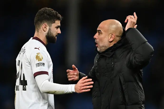 פפ גווארדיולה מאמן מנצ'סטר סיטי לצד יושקו גברדיול