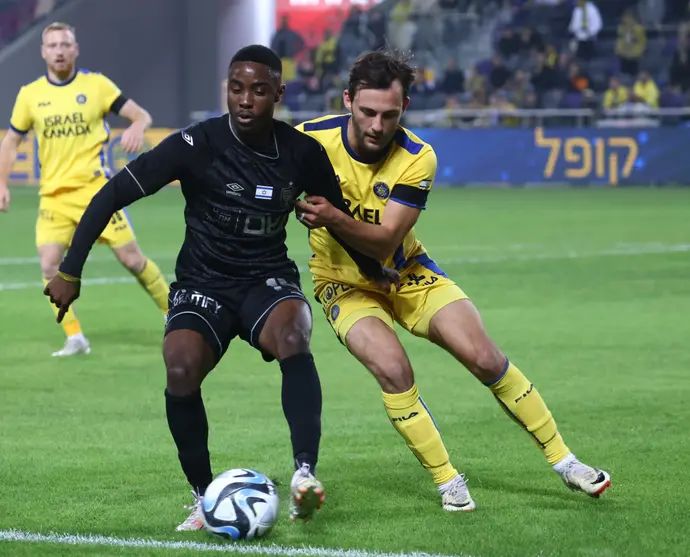 שחקן בית"ר ירושלים טימו מוזי מול שחקן מכבי תל אביב יוריס ואן אובריים