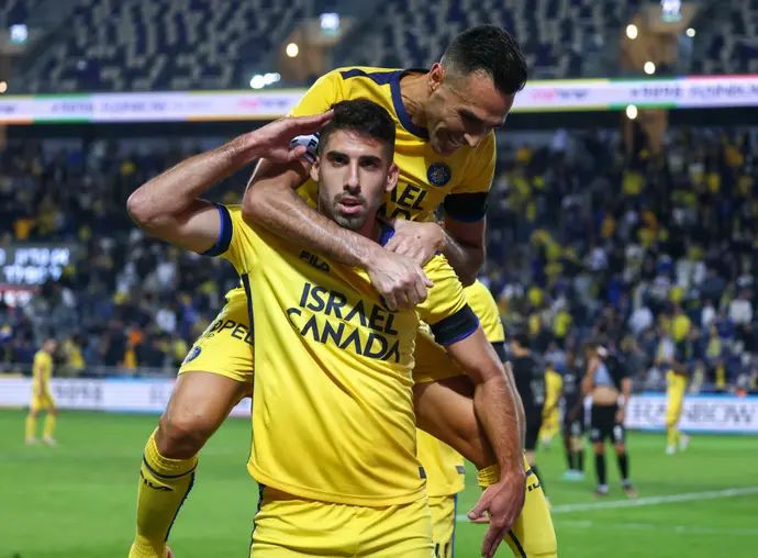 שחקן מכבי תל אביב יונתן כהן חוגג עם ערן זהבי