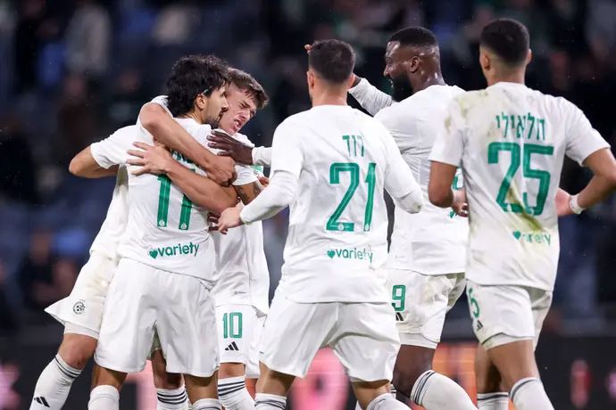 שחקני מכבי חיפה חוגגים עם ליאור רפאלוב