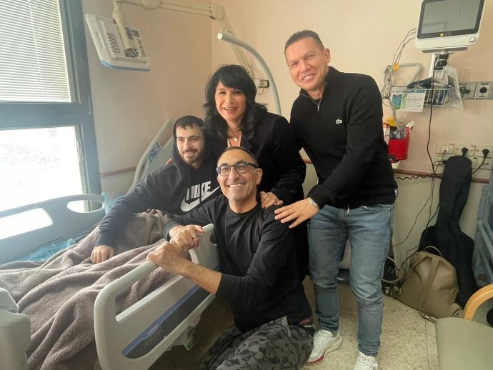 ברק בכר, ישראל קטורזה ורותם אבוהב מבקרים חיילים בביה״ח בילינסון