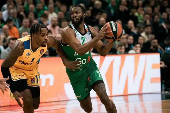 קינן אוואנס ז'לגיריס קובנה לצד אנטוניוס קליבלנד מכבי תל אביב