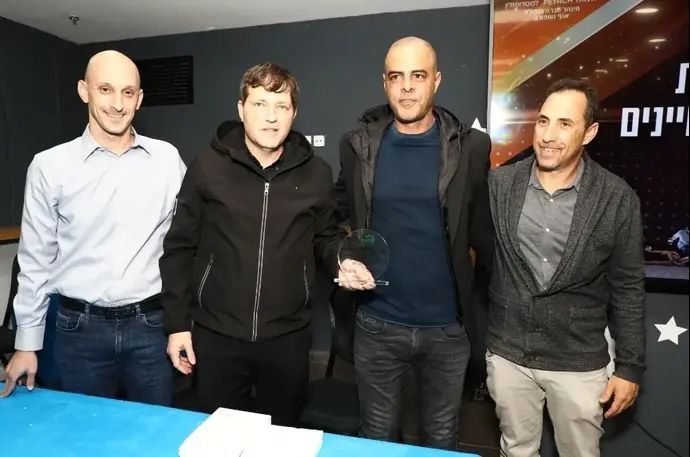 ראש עיריית פתח תקווה רמי גרינברג מחלק פרסים למצטייני עיר