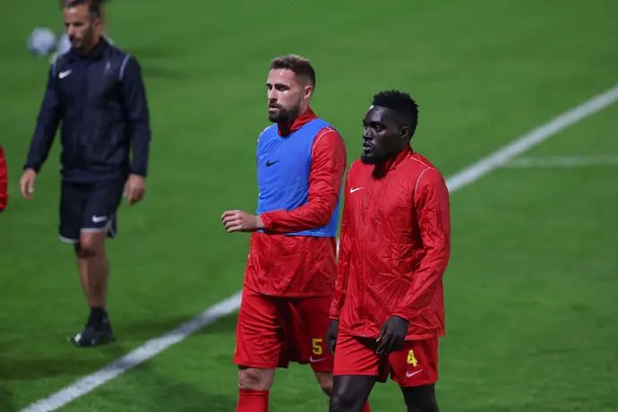 שחקני מ.ס. אשדוד טימותי אוואני, קלארק רוברטסון